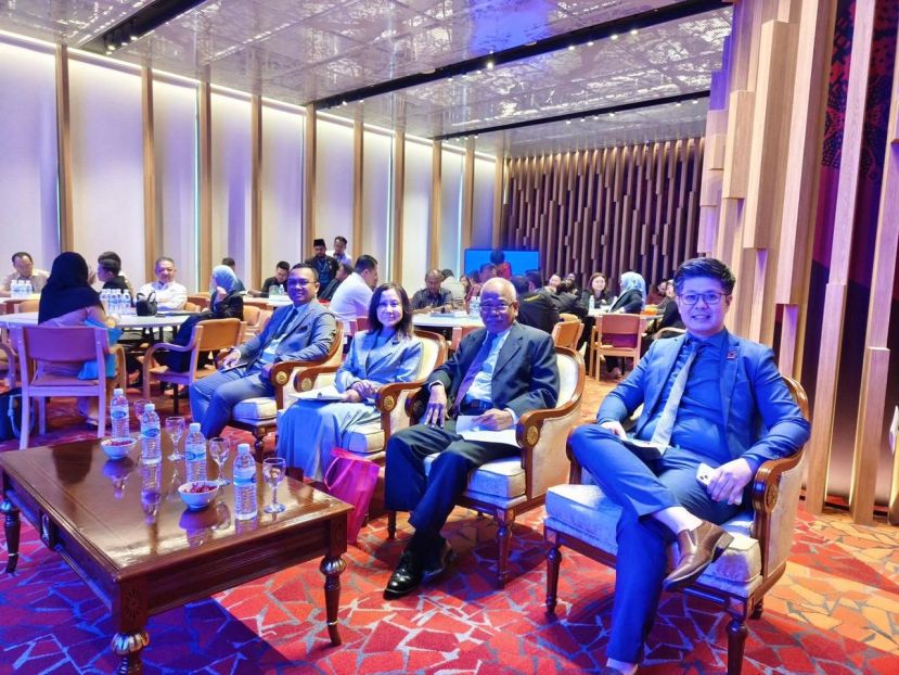 从左至右为砂拉越公共卫生、房屋及地方政府部景观建筑师 LAr. Job Nelson Nyangau、砂拉越公共卫生、房屋及地方政府部住房、技术与购屋者索赔仲裁庭组主任 Pn. Durie Austine Tinggie、马来西亚景观建筑师协会理事 LAr. Meor Saadon Sofian Mior Razali、砂拉越景观建筑师协会景观建筑师主席沈光盛。