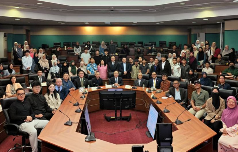 欧阳玉靖(中)与部分与会者合影。