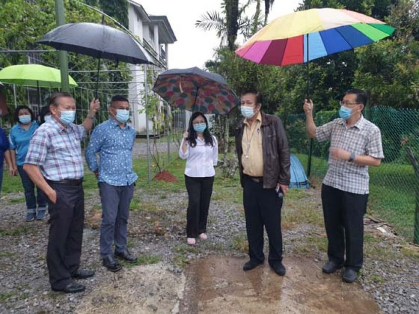 巡视六小第二个雨盖出入通道地段，右起为砂人联党巴都林当支部主席薛华东、古晋中华小学校董会主席拿督王长福、六小校长邓群娇、赞助人朱昌亮及本固鲁严安干。