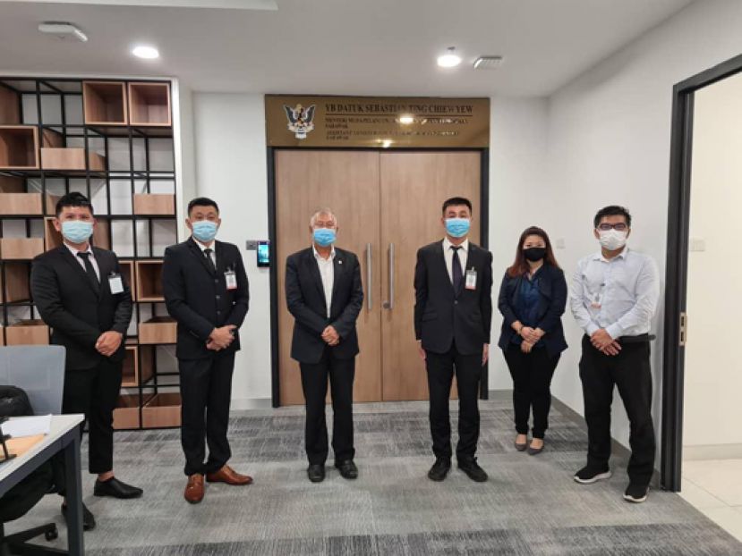 马中台中医师与草药公会与古晋传统中医药与整合自然医学协会秘书张剑锋（右三）、名誉顾问包久松（右一）、理事余知聪（左二）拜访拿督陈超耀（左三）及进行交流。