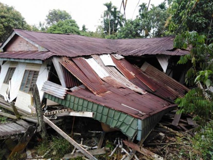 马兰诺大家庭居住的高脚木屋整个坍塌。