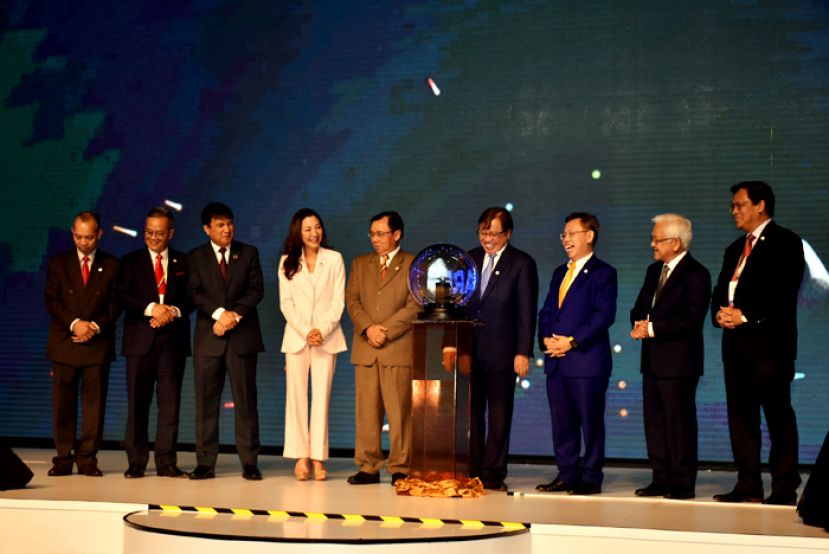 砂首长拿督巴丁宜阿邦佐哈里（右四）为2019年永续与可再生能源论坛主持开幕礼。