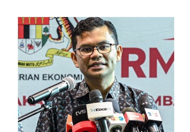 经济部长阿克马。