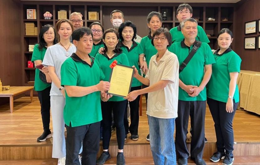  许国模（左）率国际安康中医爱心医疗团队义诊医师由林梦佛教会副主席林苏芬手中接过纪念品。