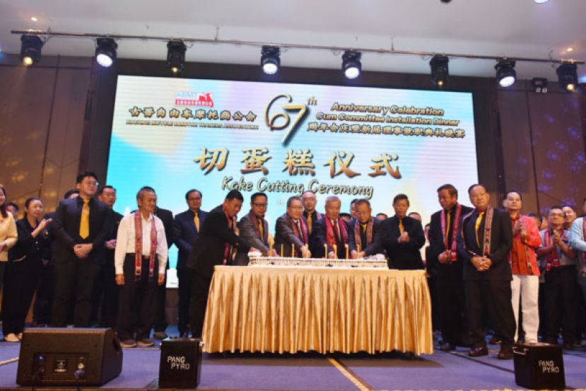 全体嘉宾与来宾共切67 周年纪念蛋糕。