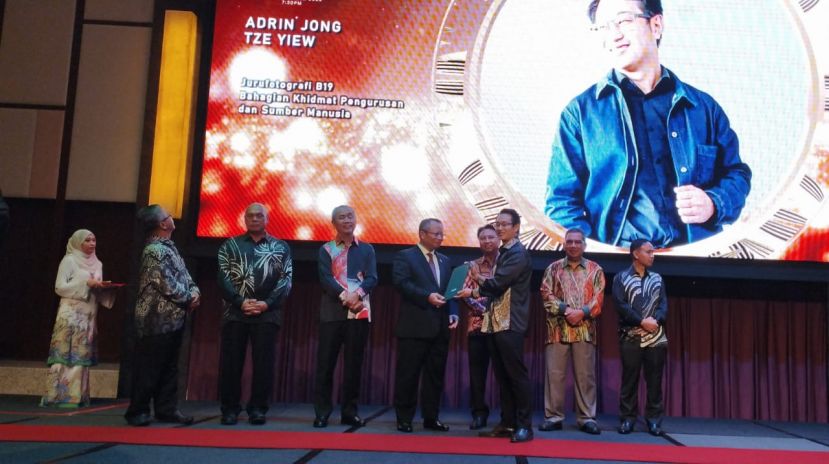 砂州务秘书默哈末阿布巴卡（左四）在众嘉宾的陪同下，颁发杰出服务奖予其中一名服务杰出者杨至耀（右三），左三为天然资源及城市发展部常务秘书 再迪，右四为砂森林局局长韩丹默哈末。