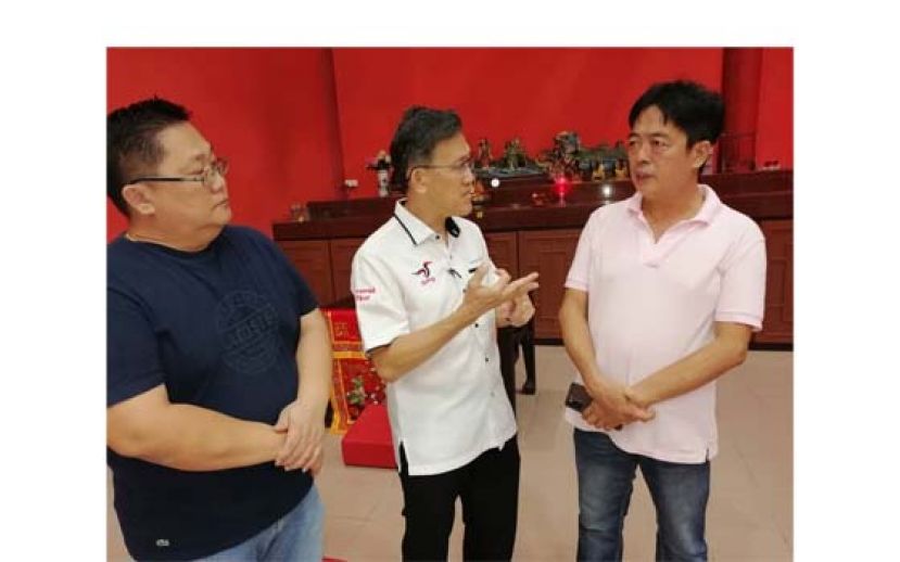 人联党中央副主席薛华东（中）同毕打拿忠福宫主席许义华（右）及副秘书张荣华（左）为社会慈善活动作交流。