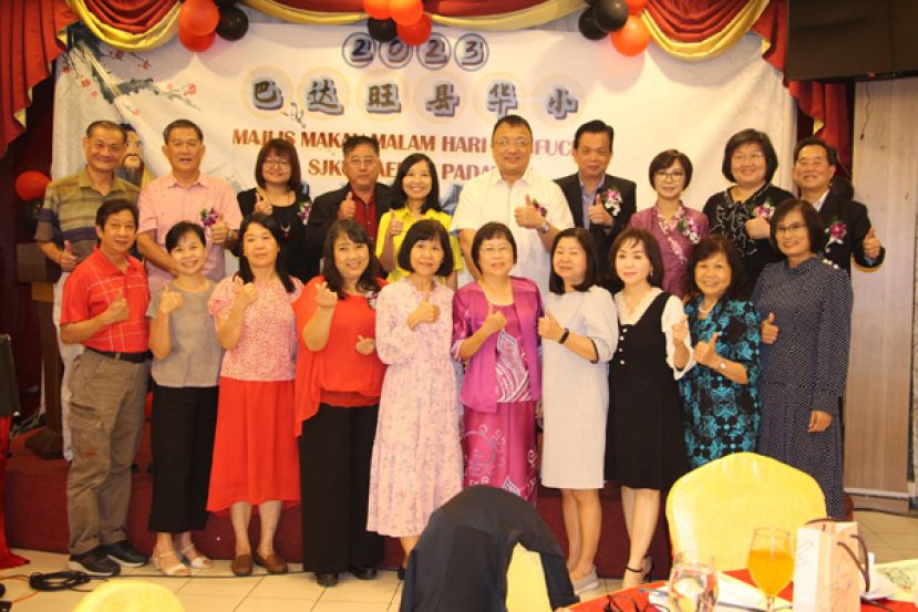 今年退休的校长丶副校长丶主任及老师，与许德婉及蔡文铎等人合影留念。