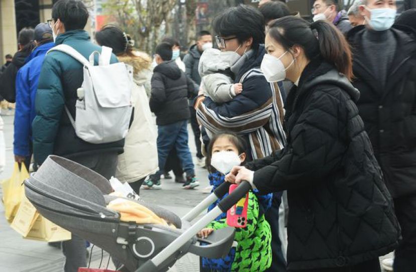 中国60年来首度人口减少。