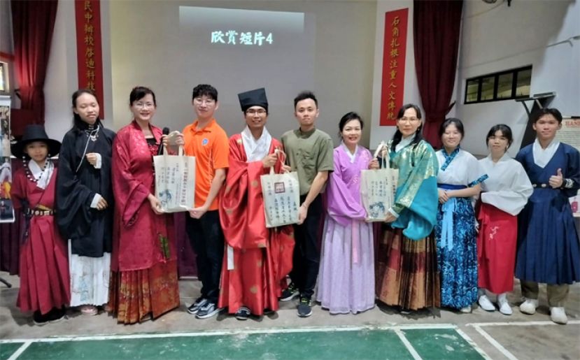 颁发感谢状和移交纪念品。