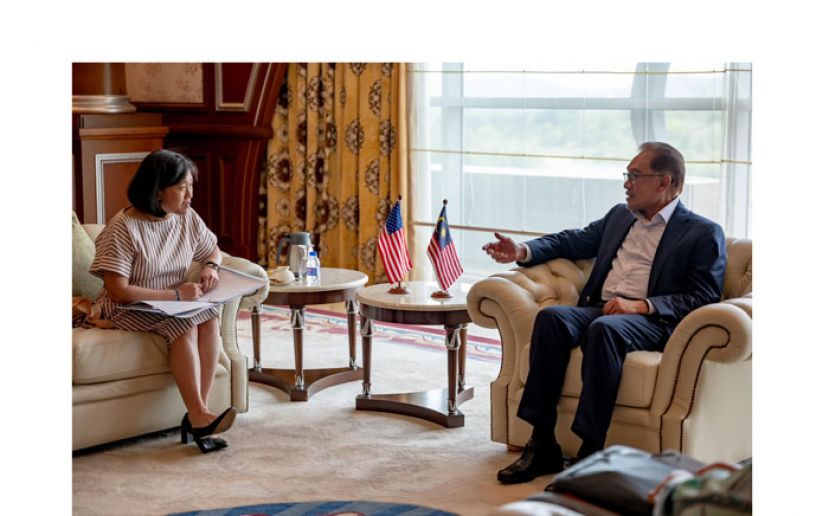 首相安华(右)与戴琪进行交流时摄。