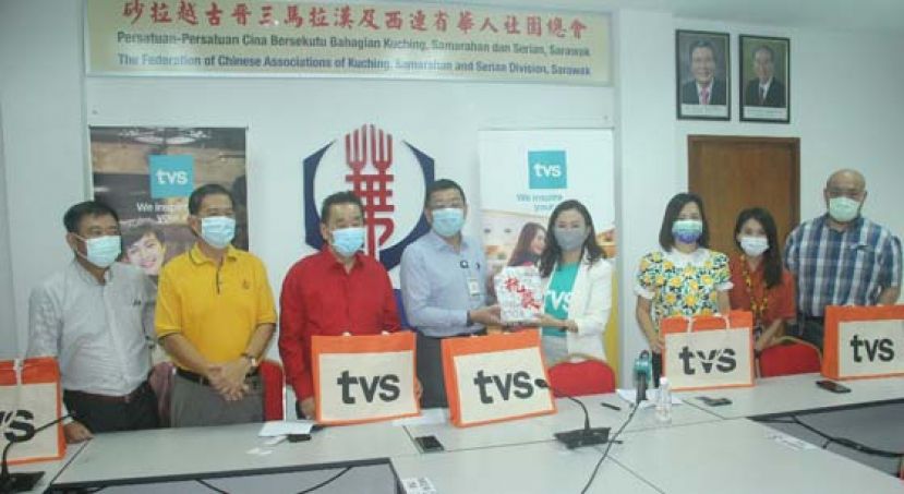 晋汉连省华总会长拿督黄良杰（左4）赠送纪念品予砂媒体集团代表。