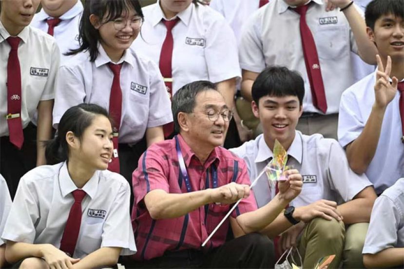 一中校长叶宗元与高三毕业班在祝福仪式合影。