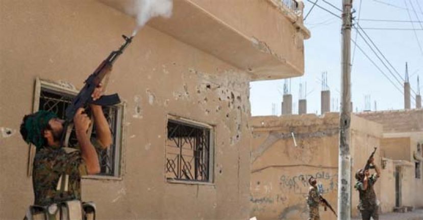 库尔德战士在叙利亚的拉卡用步枪向&ldquo;伊斯兰国&rdquo;组织激进分子操作的一架无人机射击。(档案照）