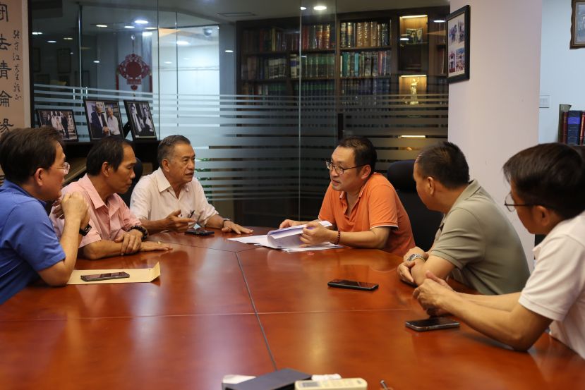 砂民主行动党主席兼实旦宾区国会议员张健仁（右3）在其律师事务所接见实胆彬中华公学校董会及校长一行人的拜会，商讨该校新校舍扩建工程的进展，并寻求其大力协助，推动该工程的尽快落实。左起为校长方都儿、校董会副财政田瑞财及校董会主席贝文美；右起为财政温新和及校董会署理主席廖建新。