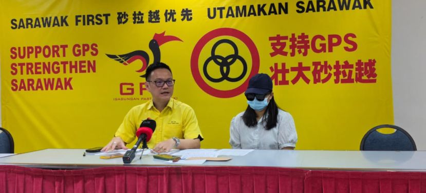 砂人联党公共投诉局主任符祥威（左）与女事主（右）召开新闻发布会。