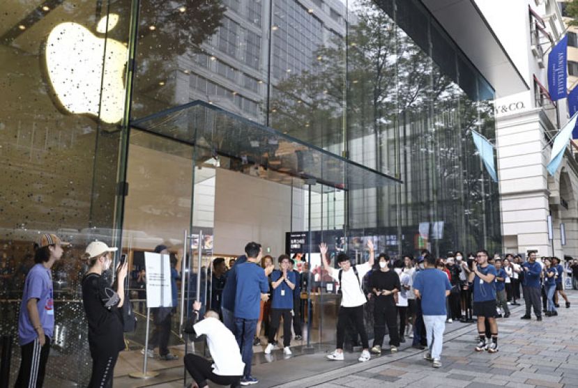 日本民众排队购买iPhone 15。