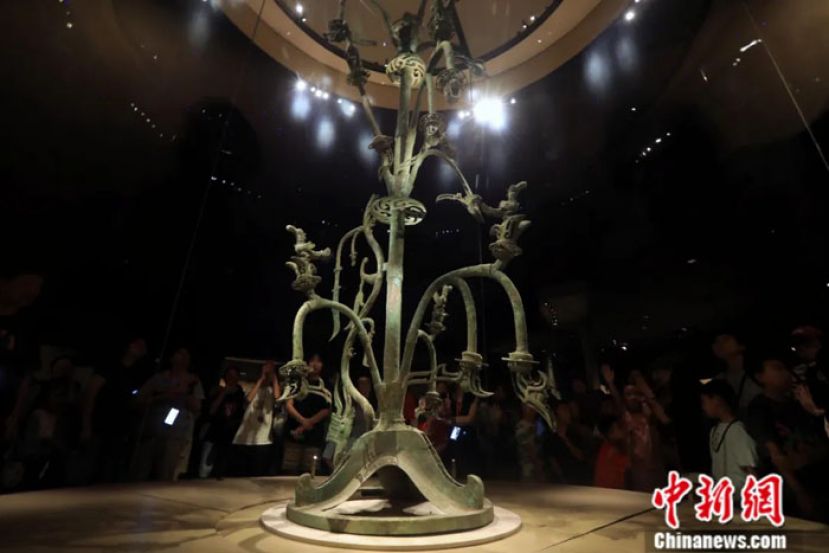 三星堆1号青铜神树，高达3.96米。