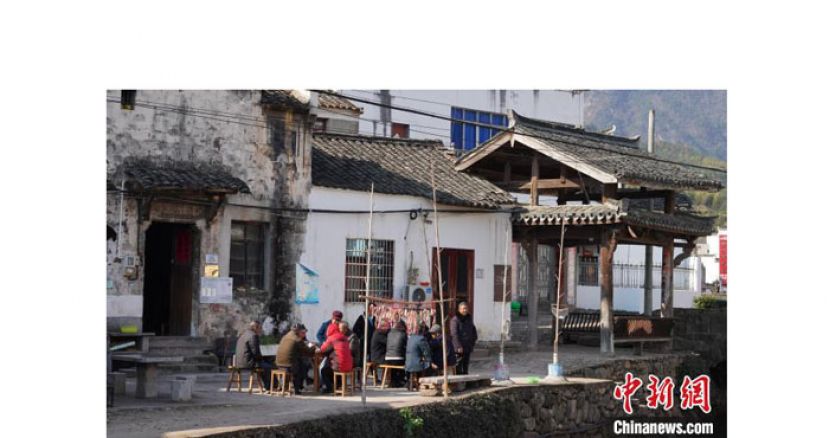 浙江传统古村落──龙游县石佛乡三门源村，村民在古建筑前娱乐。