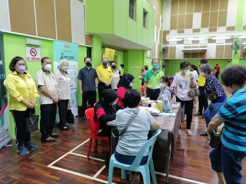 盐材港健康检验活动主办当局成员与主宾薛华东（右三）巡视公众验血；左起为甲必丹何月明、本固鲁严安干、甲必丹高华明；左起是甲必丹蔡枂蓉、拿督巴杜卡贝朝兴。