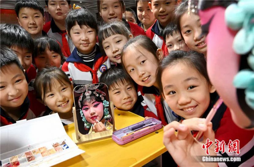 2024年3月27日，河北省邯郸市邯山区农林路小学的一名学生在化妆。