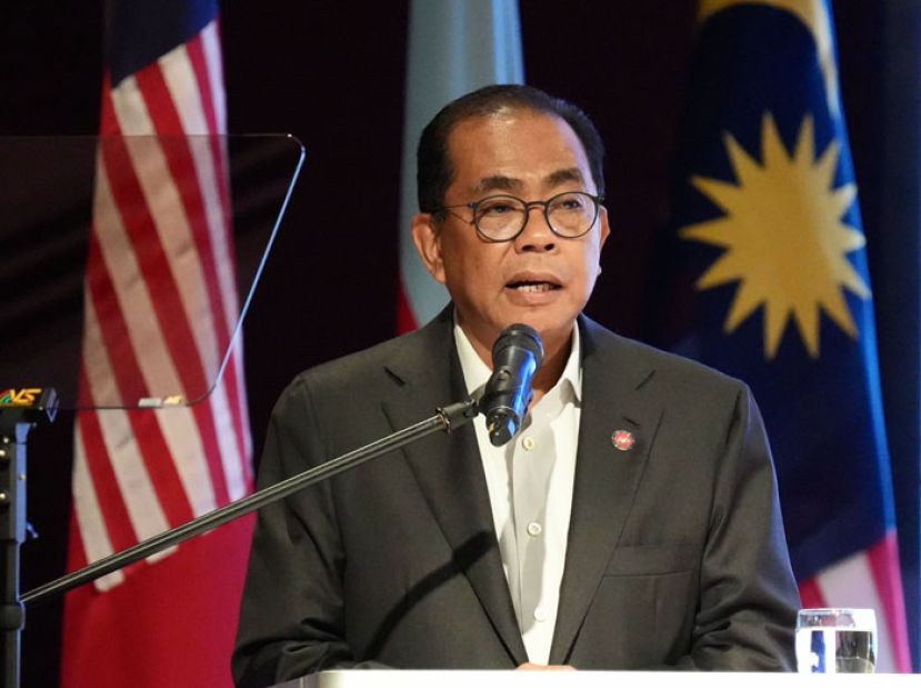 国防部长卡立诺丁。