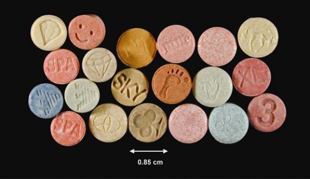 摇头丸依毒品危害防制条例被列为第二级毒品，属于中枢神经兴奋剂。