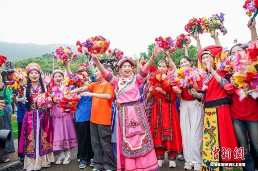 2024年“广西三月三·八桂嘉年华”文化旅游品牌活动上，表演者身着各族服装迎接游客。