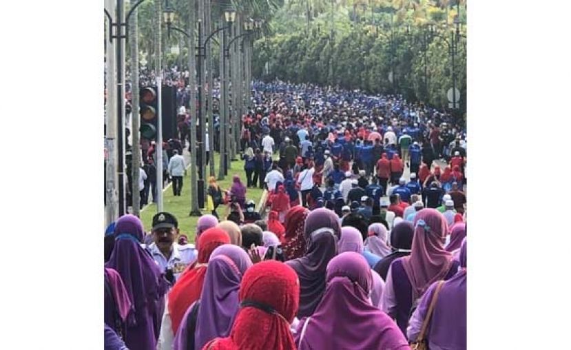 大批民众聚集在吉隆坡法庭外声援拿督斯里纳吉。