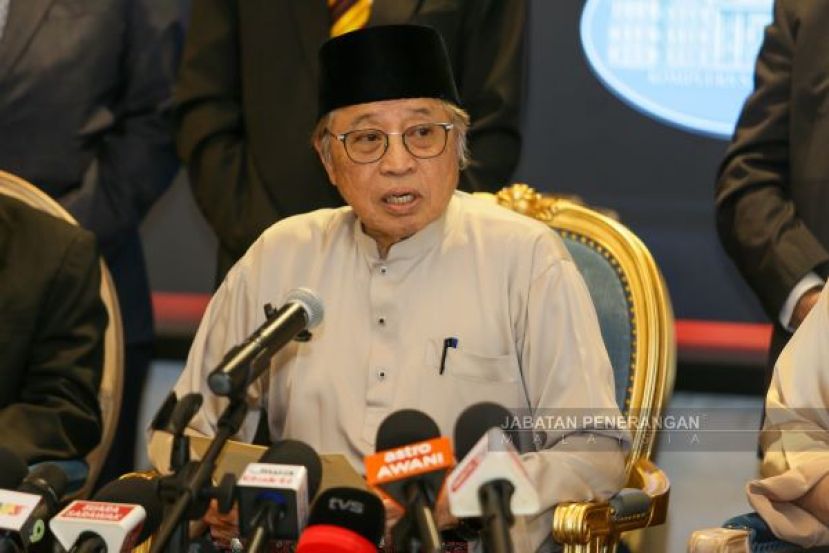 砂总理阿邦佐哈里今午在祖国英雄大厦总理署办公室召开特别记者会上一摄。