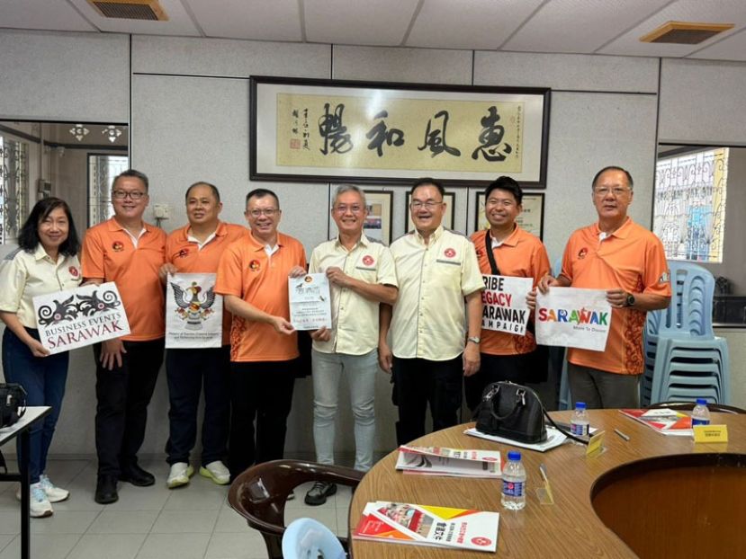 庆典筹委主席陈君礼（左四）移交邀请函予马来西亚漳州总会总财政兼森美兰诏安东山会馆会长朱长兴（左四）。