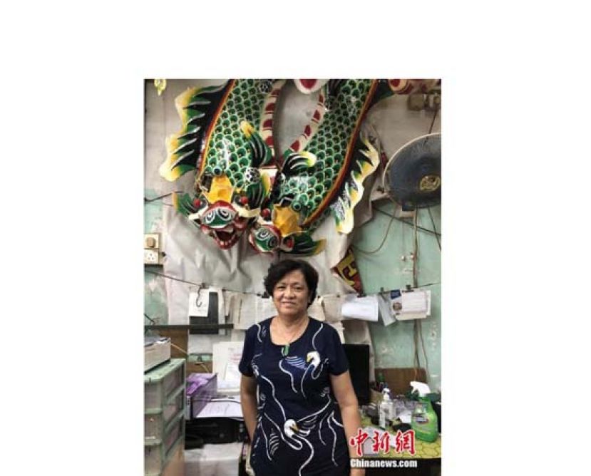 香港花牌扎作师李翠兰是&ldquo;李炎记&rdquo;的第二代掌舵人，从小学毕业后就跟随父亲学做花牌，如今上了年纪的李翠兰已找到了第三代掌舵人，逐渐退下一线。