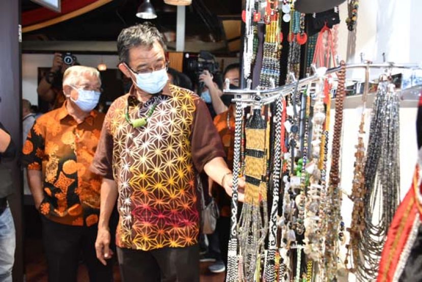 拿督阿都卡林韩沙（右一）欣赏深具有砂拉越传统文化的珠串。