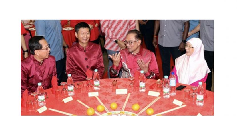 首相夫妇出席隆雪华堂新春大团拜。左起为陈友信、颜登逸、安华及旺阿兹莎。