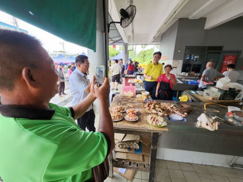 新上任巴达旺市议会主席陈开巡视小贩中心