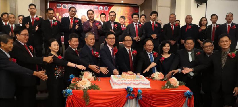 天猛公拿督刘利民（右5）、林财耀（右7）及刘强燕员（右9）与众嘉宾共切砂拉越家私制造商公会创会30周年庆典蛋糕。右6及8为总会长江金峰及筹备会主席俞希新。