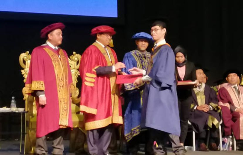 首长拿督巴丁宜阿邦佐哈里（左二）颁发毕业证书予毕业的学员，左一为砂技术发展中心兼砂先进工艺国际学院主席丹斯里阿都阿兹。