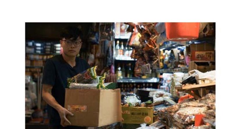 每天8点开店，工作12小时的Andy，搬货上货，事无大小都亲力亲为。