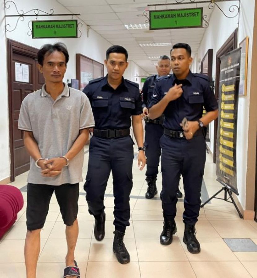 面对多项控状的被告跟着警员走向法庭底层的扣留时时影。
