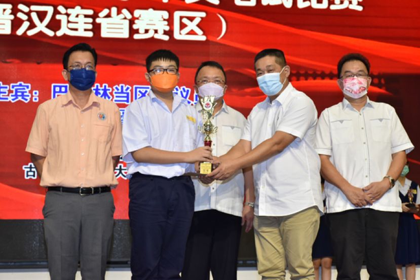 巴都林当区州立法议员施志豪（右二）颁发冠军奖予10哩中华公学傅姜铭（左二）。