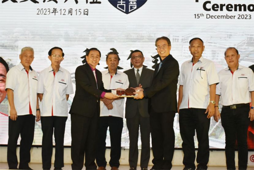 在中中校董们的见证下，荣休的叶宗元（左三）将一中校长信物移交给接任的一中校长李志鹏（右三）。