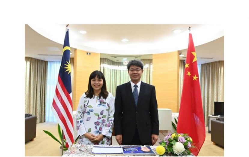 张念群（左）与张云明会晤，探讨马中之间的数字经济友好合作。