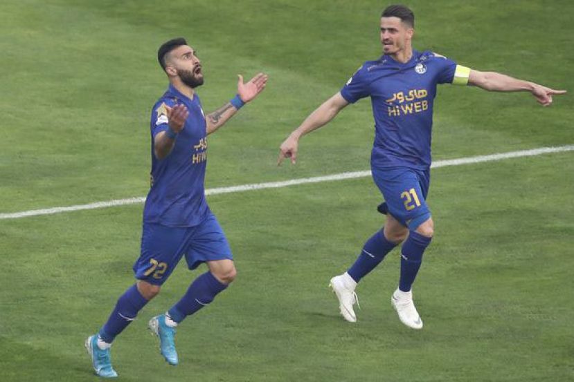 伊朗政府以散播反政府言论为由，逮捕前世足球员Voria Ghafouri（右）。