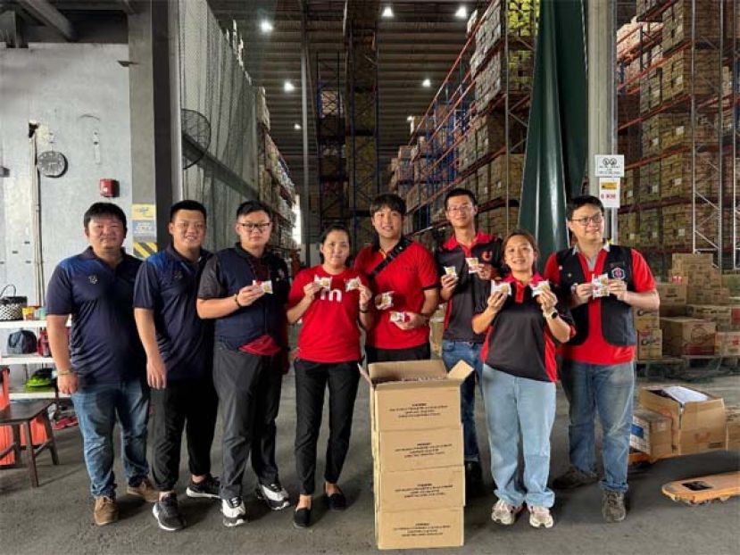 &ldquo;热血献爱心 携手送温情&rdquo;筹委从捐血赞助商处接过赞助品时合影。左起为何国榭、符祥钊、林政炫、 Oi Hui Shang,、黄首豪、刘顺康、杨芷仟、杨敏资。