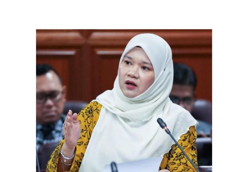 教育部长法丽娜。 