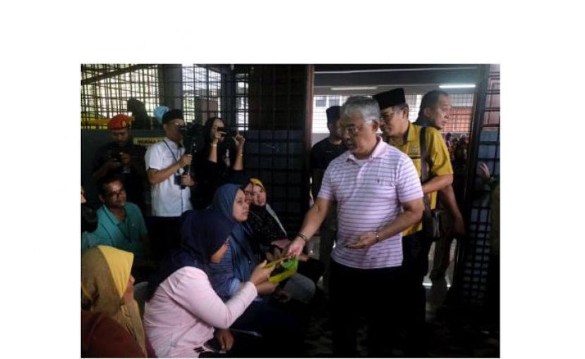 国家元首派发援助金给水灾灾民．