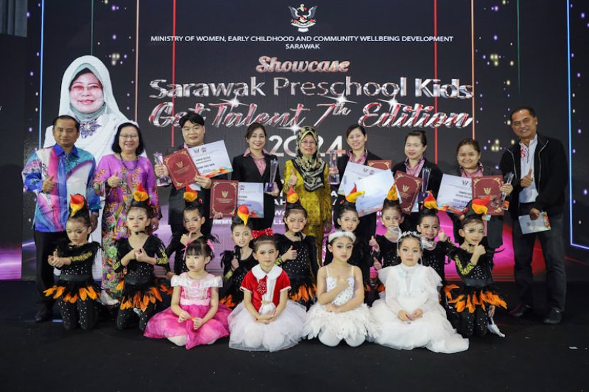 菩提幼儿园五组得奖幼儿领奖后与颁奖嘉宾合影留。