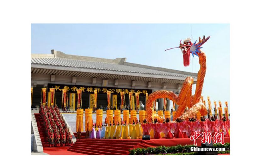 甲午(2014)年清明公祭轩辕黄帝典礼上，来自海内外万余名炎黄子孙齐聚桥山，祭拜 &ldquo;人文初祖&rdquo;轩辕黄帝。