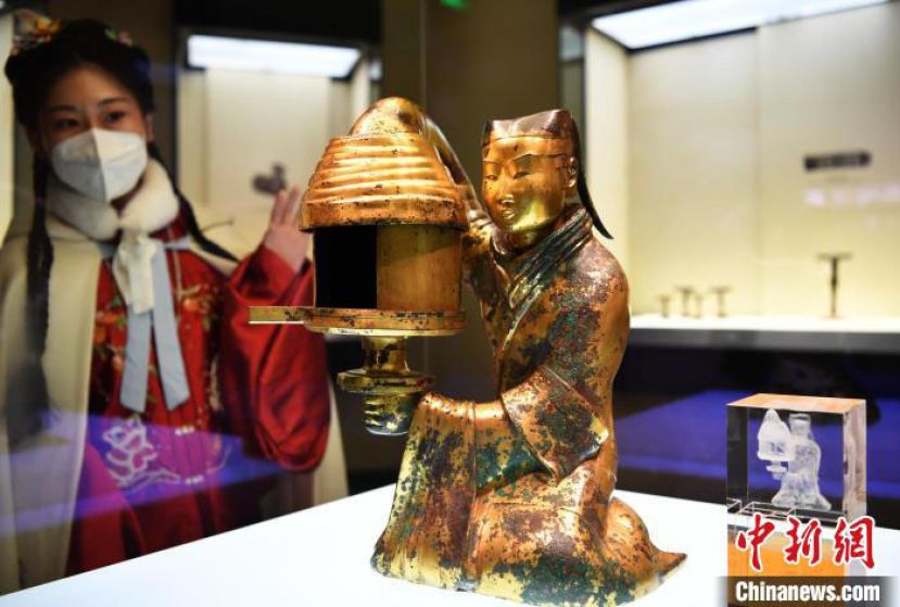 西汉长信宫灯，现藏于河北博物院。