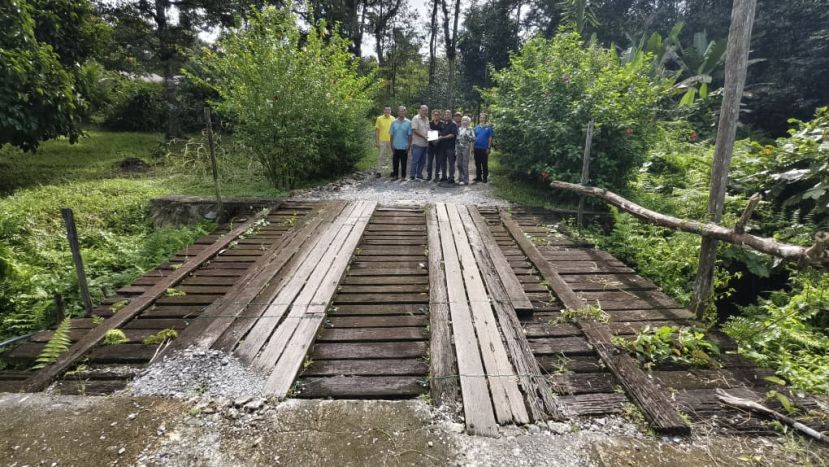 石角上湾头石山木桥损坏进行提升与维修